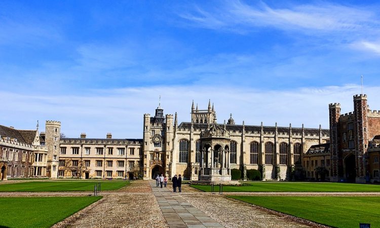 A Universidade de Cambridge rivaliza com Oxford o posto de melhor universidade do Reino Unido, sendo as duas muito prestigiadas.