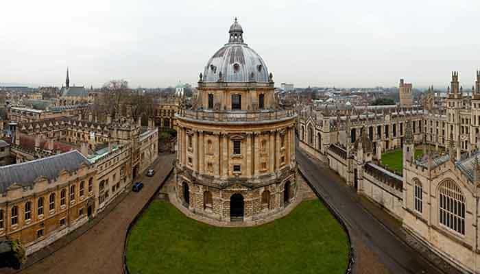 A Universidade de Oxford é a segunda mais antiga da Europa. Estima-se que exista desde 1906.