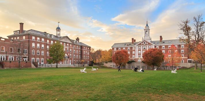 A Universidade de Harvard é uma das mais prestigiadas do mundo e a mais antiga dos Estados Unidos.