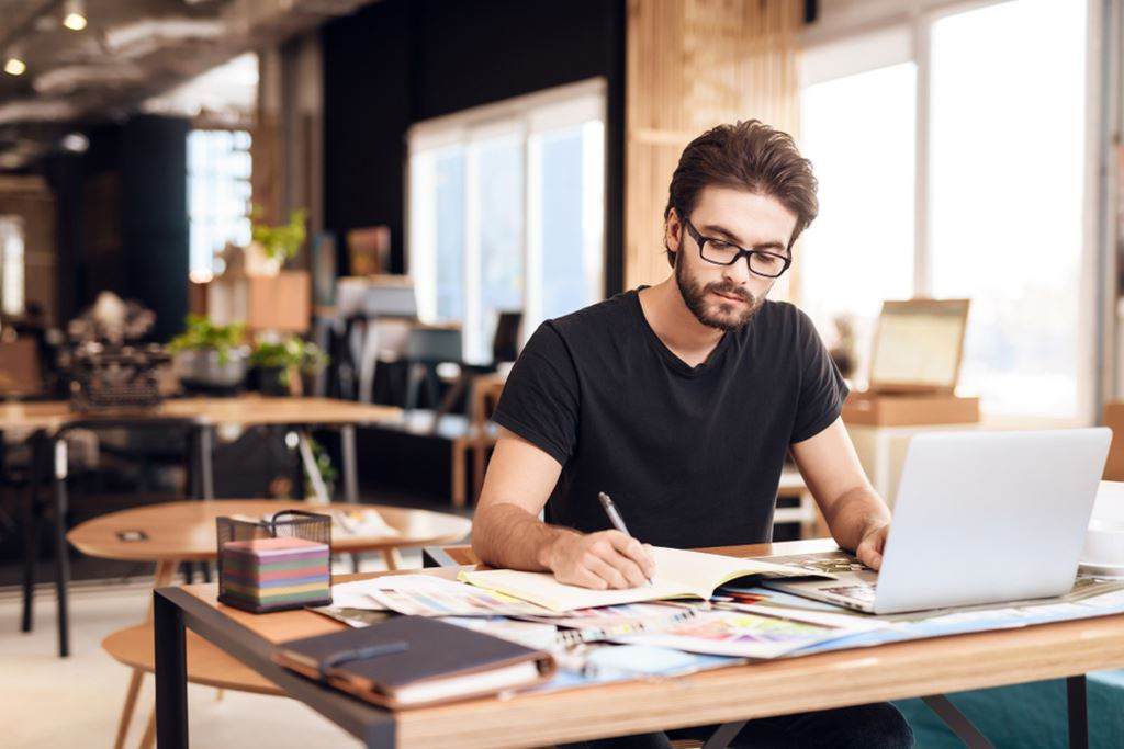 A plataforma da Remessa online pode ser usada para o recebimento de salários por serviços prestados ao exterior.