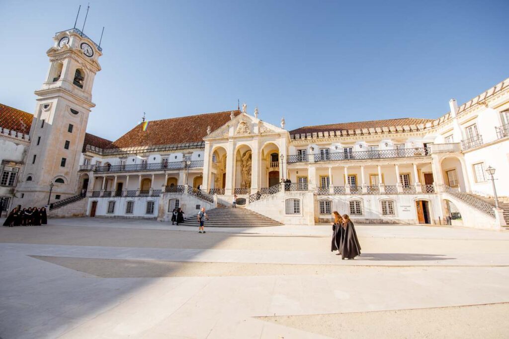 Entrada da Universidade de Coimbra com estudantes.