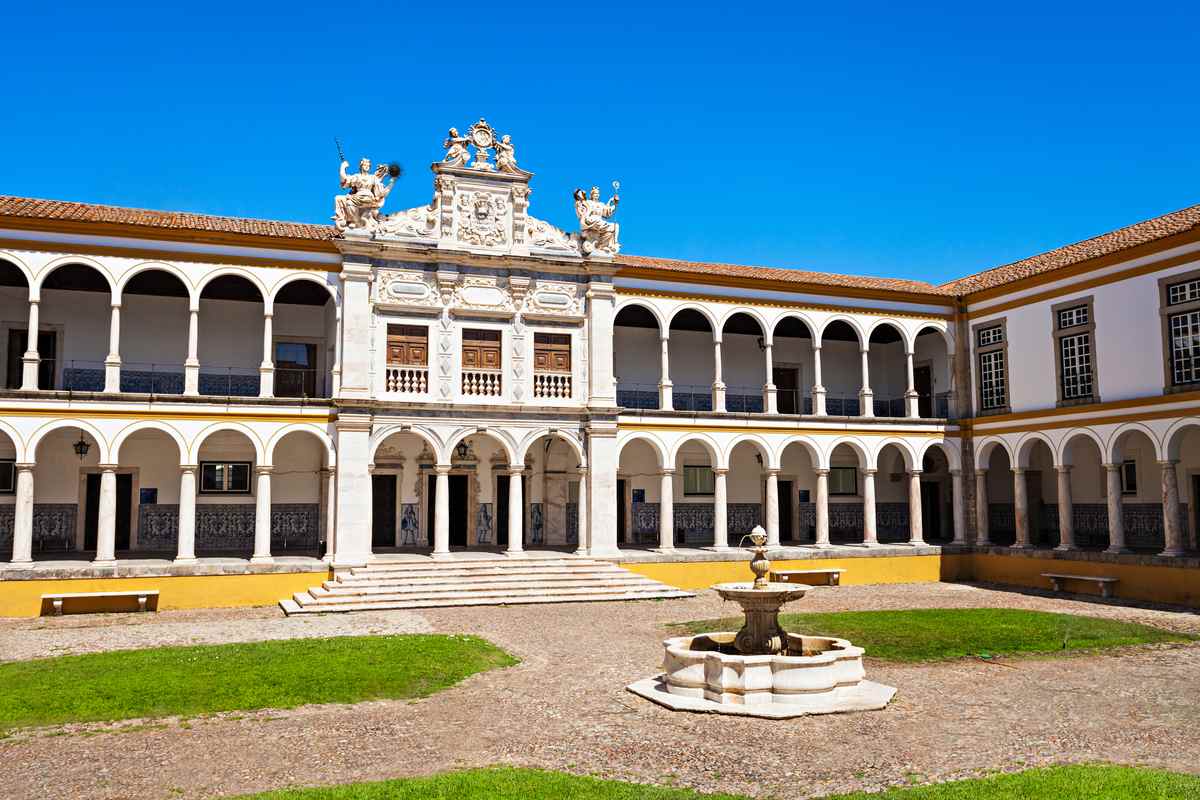 Fachada histórica da Universidade de Aveiro