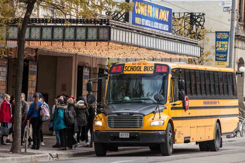 Ônibus escolar com crianças canadenses