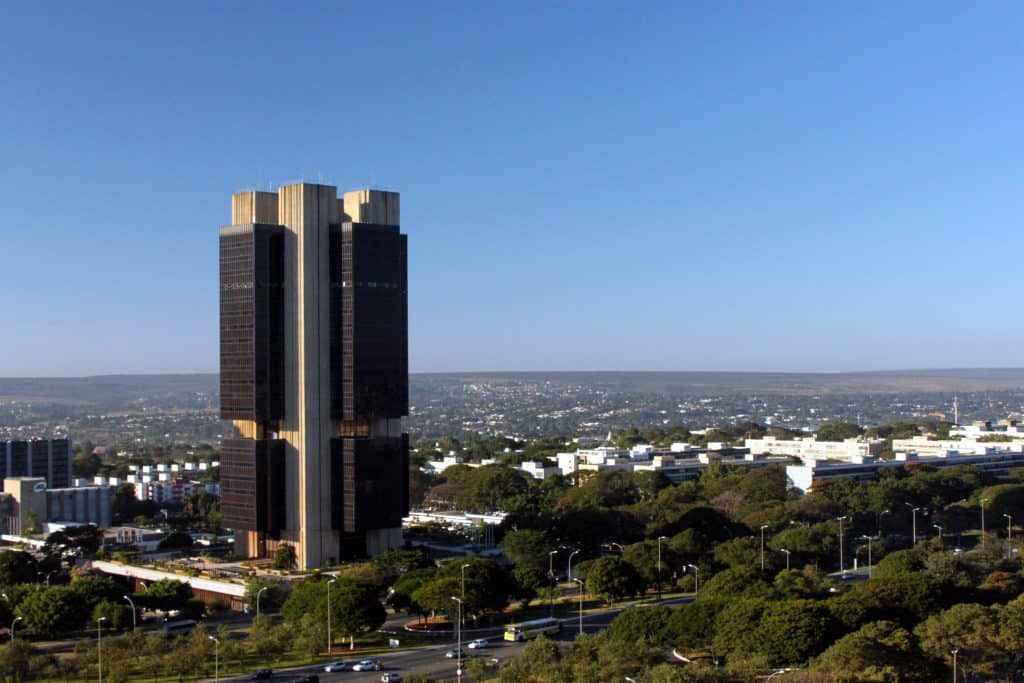 O Comitê de Política Monetária do Banco Central também reduziu os juros no Brasil, em 0,5 pontos percentuais, para 5,5%