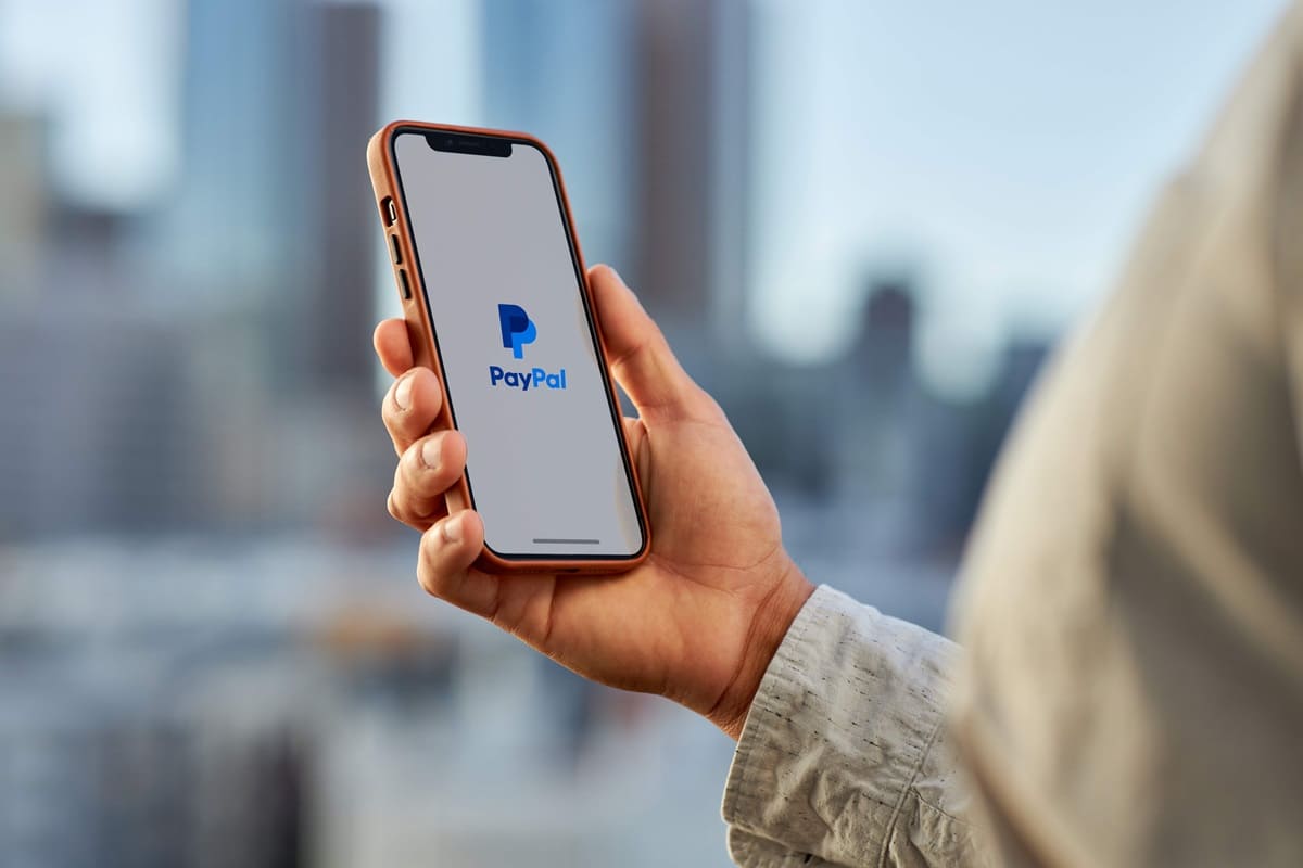 Pessoa aprende como fazer invoice no PayPal pelo celular