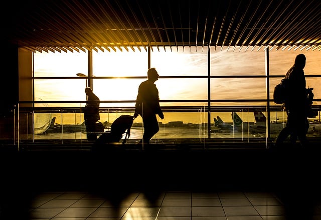 Pessoas nos aeroporto com passagens aéreas compradas de madrugada.