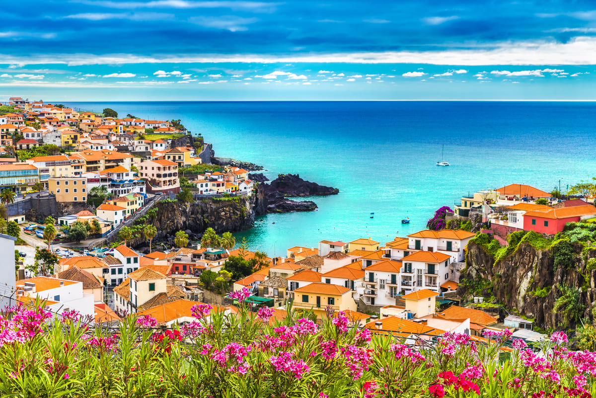 Ilha da madeira representando como morar em Portugal.