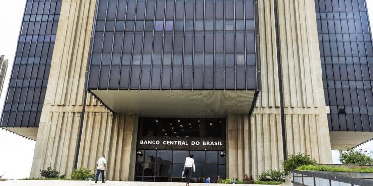 Banco Central intervém para conter alta do dólar