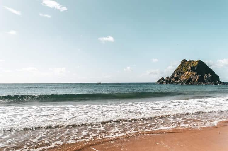 Praia com água limpa e azul em Fernando de Noronha.