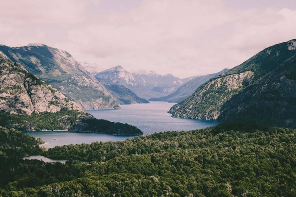 Pertinho do Brasil, Bariloche é o destino mais acessível para brasileiros que querem ver a neve e praticar esportes de inverno.