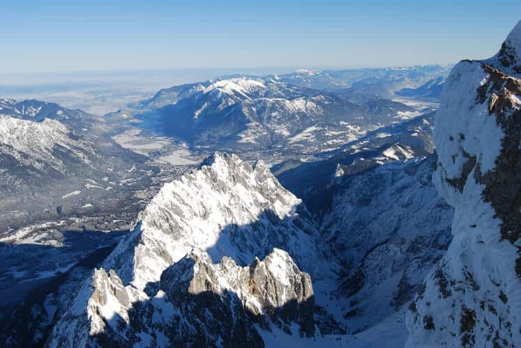 Destinos na América do Sul: conjunto de montanhas cobertas de neve em Cordilheira dos Andes, no Chlie.