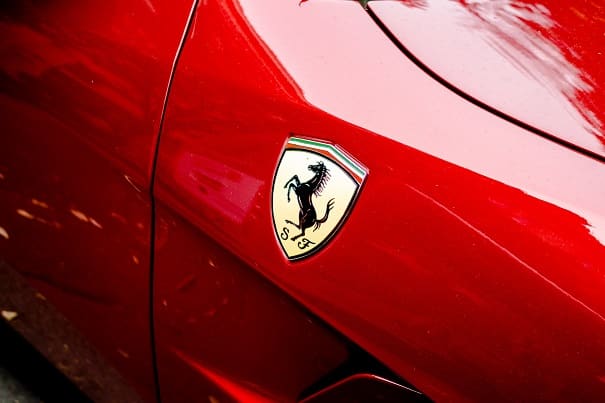 O  Ferrari Land é um parque de diversão que agrada adultos e crianças apaixonados por automobilismo e pela famosa marca de carros.