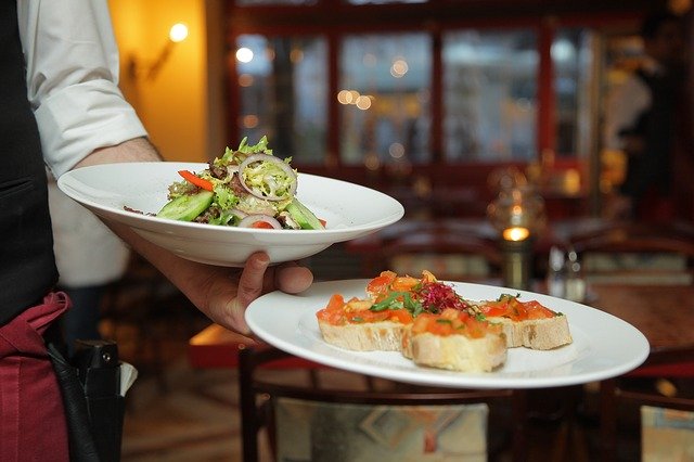 O mais comum é que os restaurantes na Itália sejam chamados de  nomeados trattoria ou osteri, embora essa não seja uma regra.