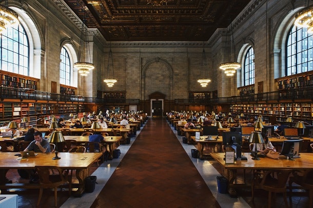 Diversas instituições ao redor do mundo oferecem bolsas de estudos com base em alguns critérios, inclusive questões sociais. 