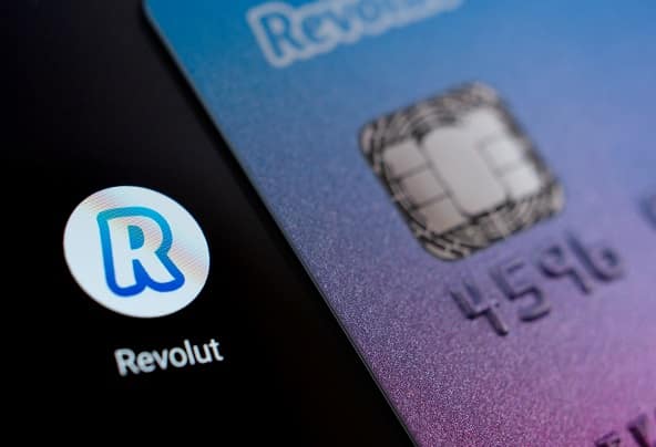 A Revolut é um dos maiores bancos digitais do mundo e permite que o correntista transfira dinheiro para até 26 moedas diferentes.