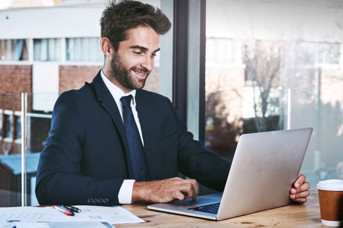 Homem pesquisando na internet se MEI pode exportar.