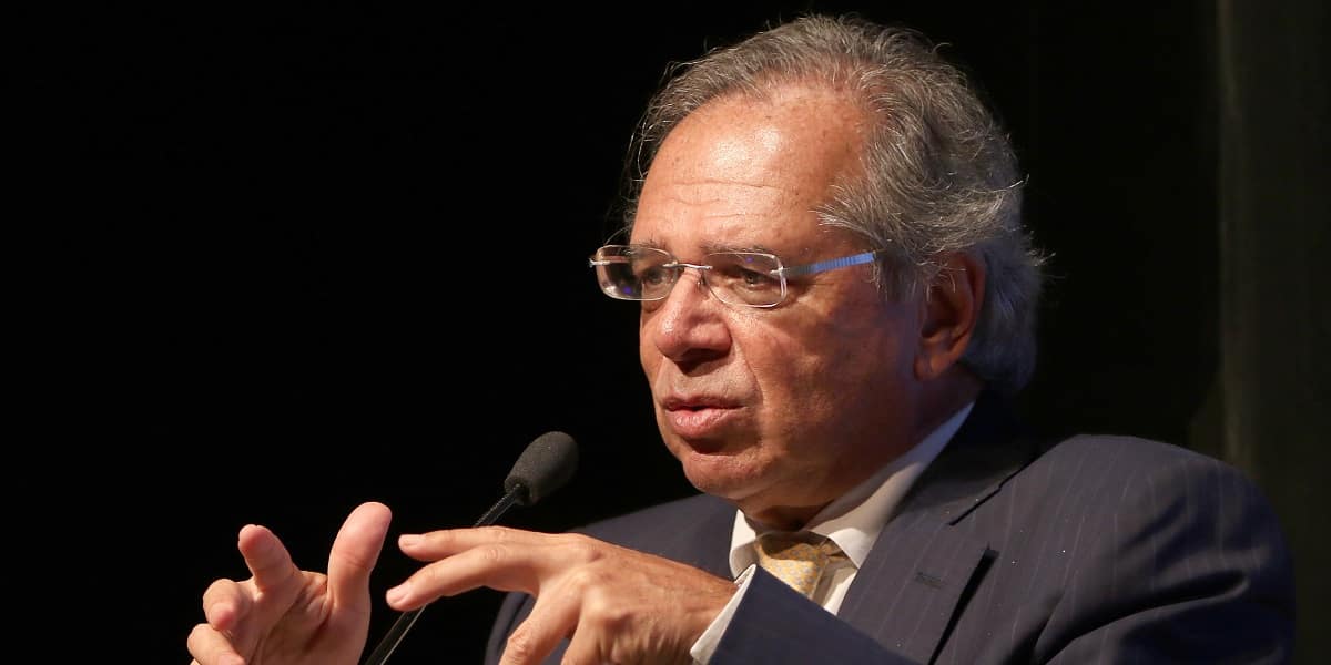 Paulo Guedes confirma que o governo persegue um dólar mais alto