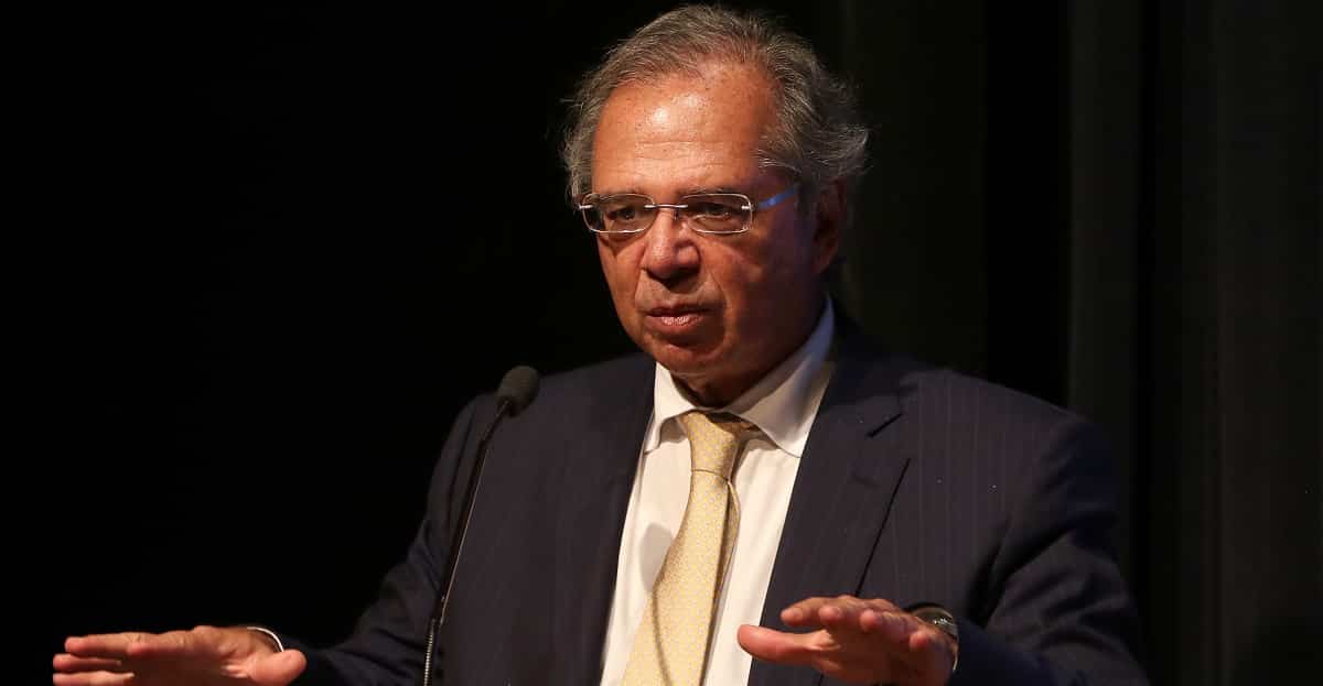 Dólar encosta em R$ 4,40 com risco de saída do Paulo Guedes