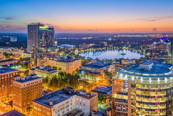 A metrópole de Orlando (foto) é muito visitada por turistas do mundo inteiro pois é na região que se encontram os parques da Disney.