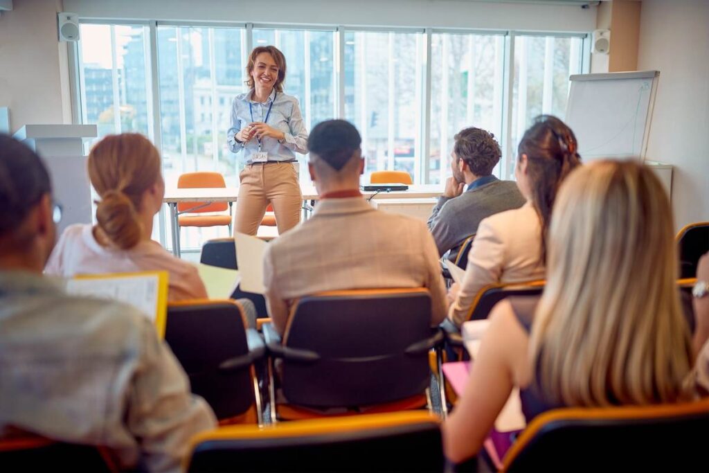 Alunos assistindo aula na Wharton School.