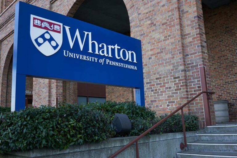 Fachada da Wharton School nos Estados Unidos.