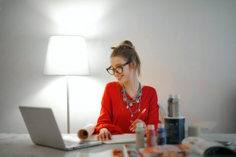 Seja por comodidade, desemprego ou mudança na carreira, o fato é que trabalhar pela internet e ganhar dinheiro é um cenário com potencial. Saiba mais!