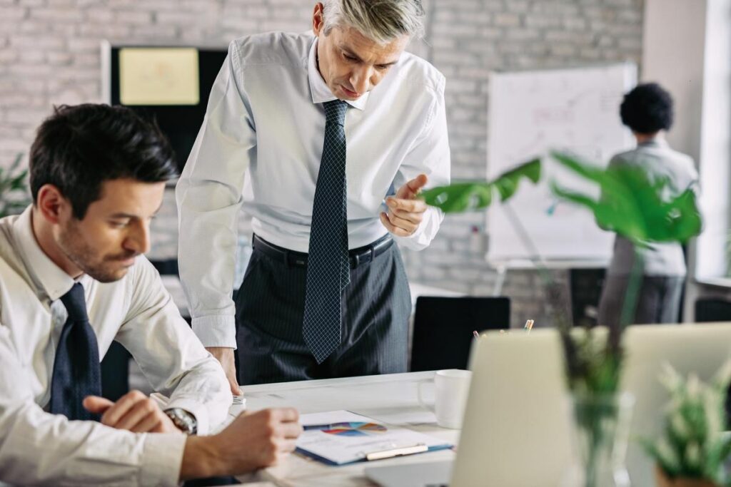 Homens analisando dados contábeis no escritório. 