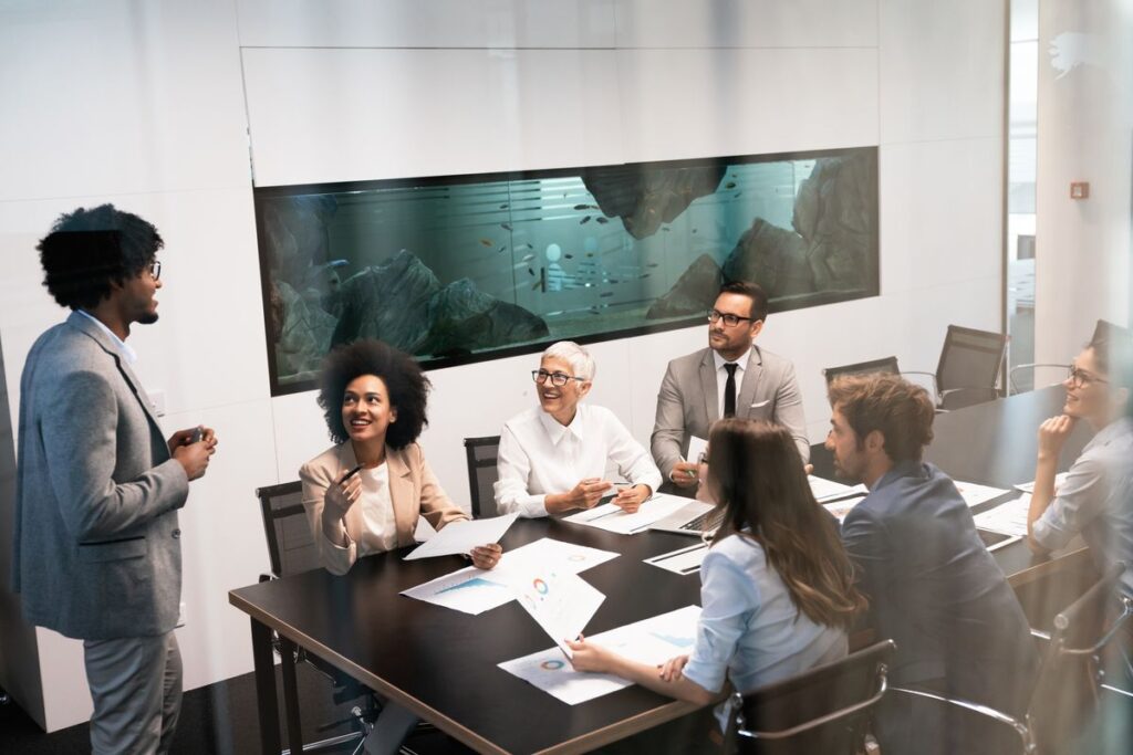 Contador apresentando conceitos da contabilidade internacional em uma reunião. 