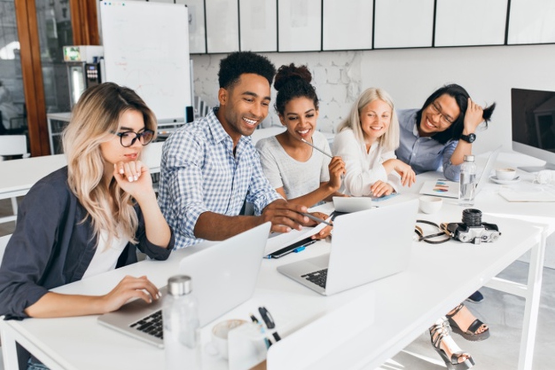 Grupo de pessoas de diferentes raças representando a diversidade nas startups