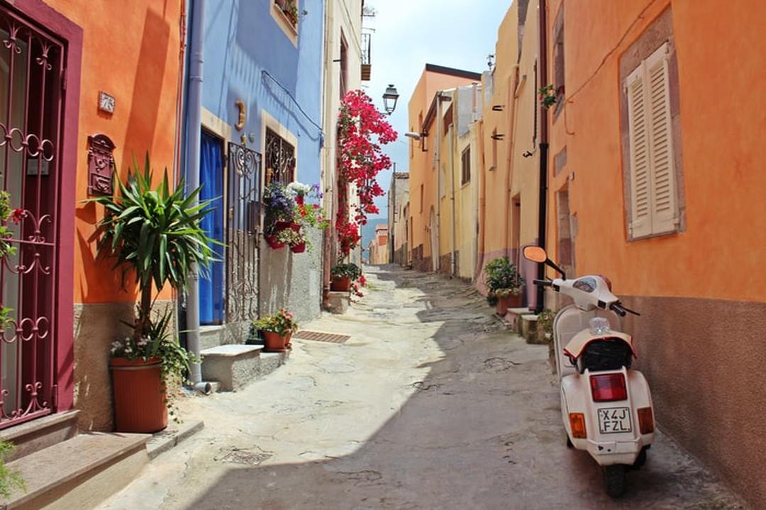 Rua estreita de vilarejos na Itália