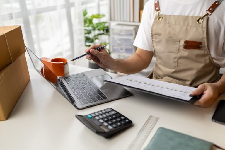 Pequeno empreendedor trabalhando em casa