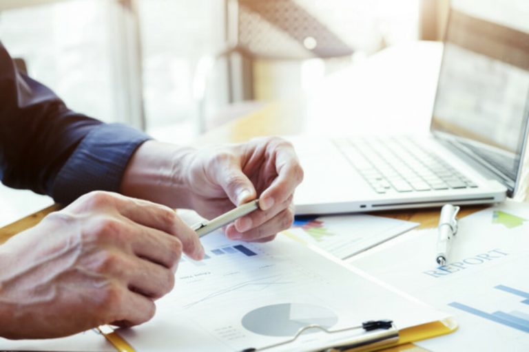 Homem de negócios estudando como criar uma startup