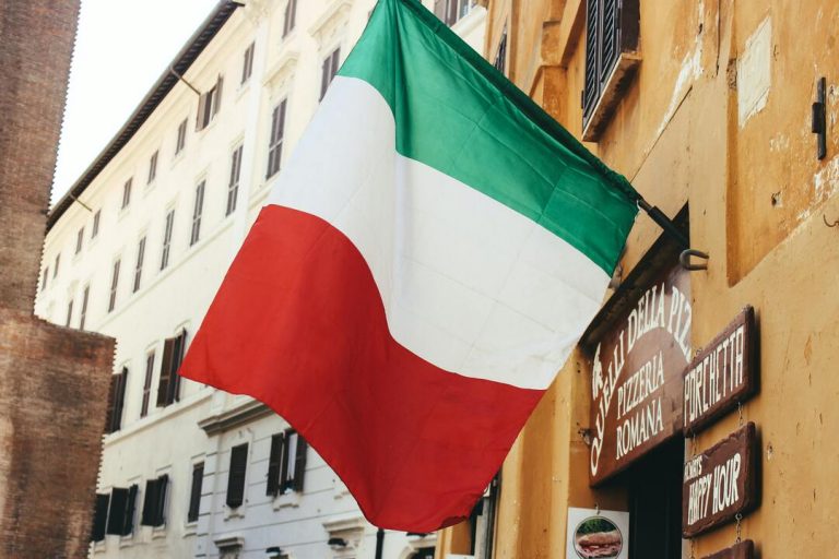 custo de vida na itália: bandeira da italia em um ponto da cidade