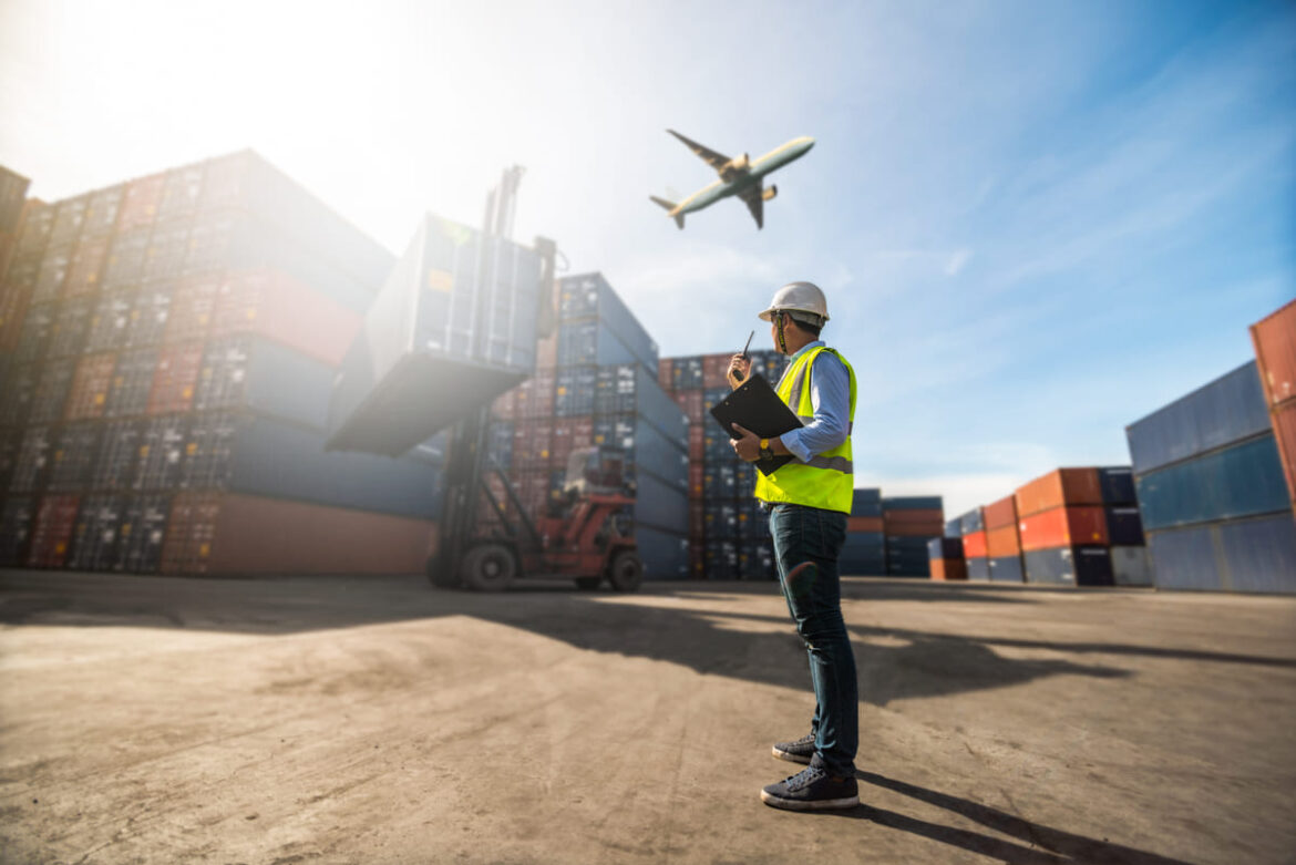 Homem conferindo as suas mercadorias para fazer a formação de preço para exportação.