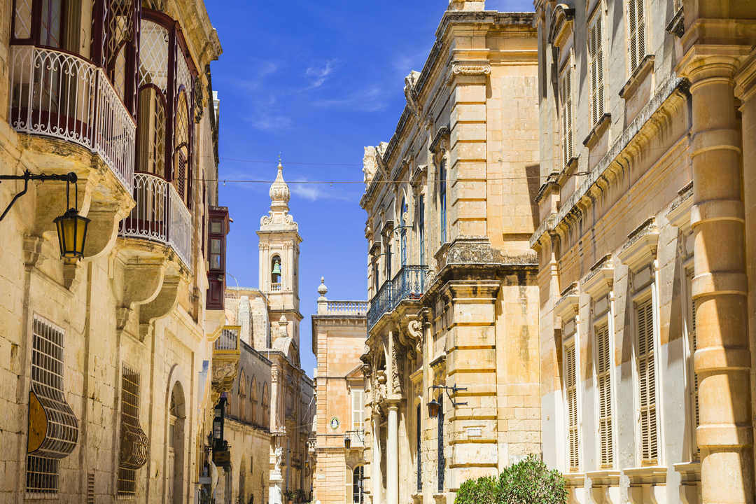 Inglês em Malta: Paisagem de prédios em Malta.