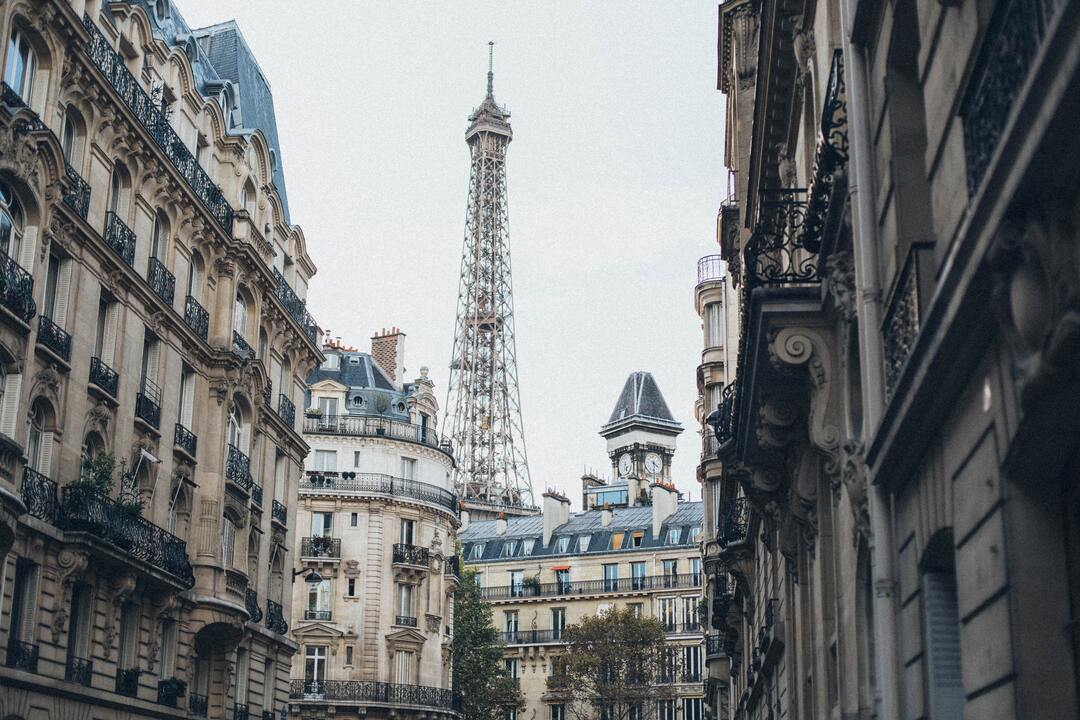 morar-na-frança: paisagem de uma cidade francesa com uma torre ao fundo