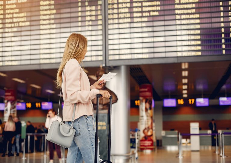 Viagem para Porto Rico: mulher no aeroporto segurando sua mala.