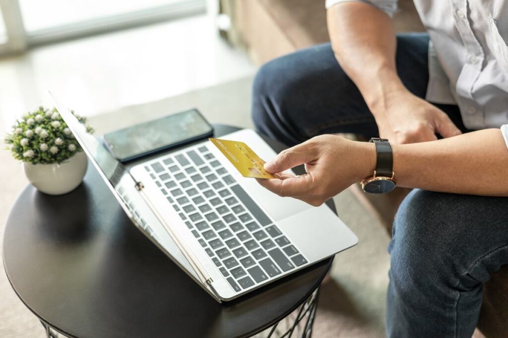 Homem usando o notebook para acessar o internet banking