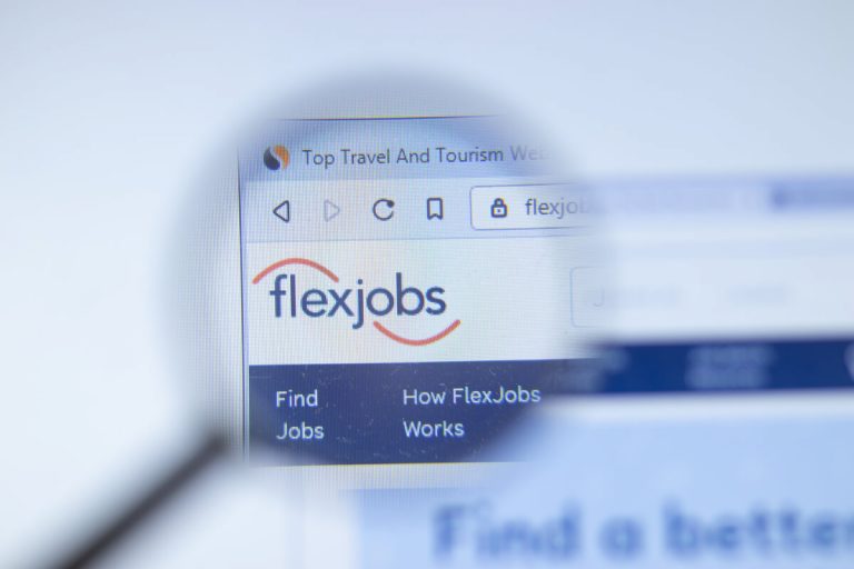 Um print de uma página da internet com uma lupa focando no logo da Flexjobs