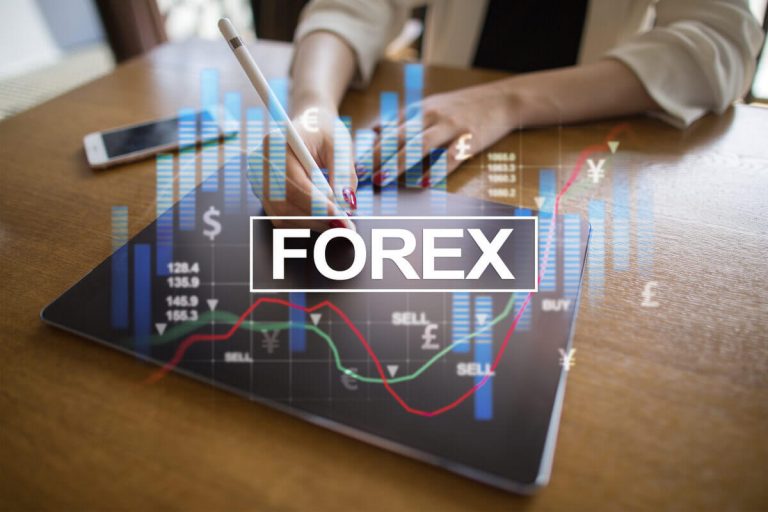 Imagem de uma mesa onde uma pessoa acessa um tablet que apresenta alguns gráficos. Ao centro da imagem o logo da Forex.