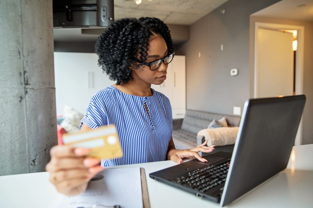 Mulher negra abrindo uma conta PJ no Nubank.