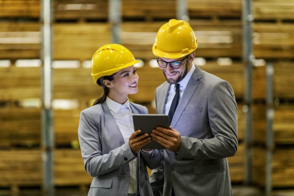 Engenheiros de produção analisando os dados de produtividade do setor. 