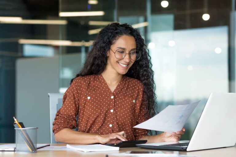 Na imagem vemos uma mulher parda, em um ambiente empresarial, aprendendo como receber dinheiro do exterior como PJ.