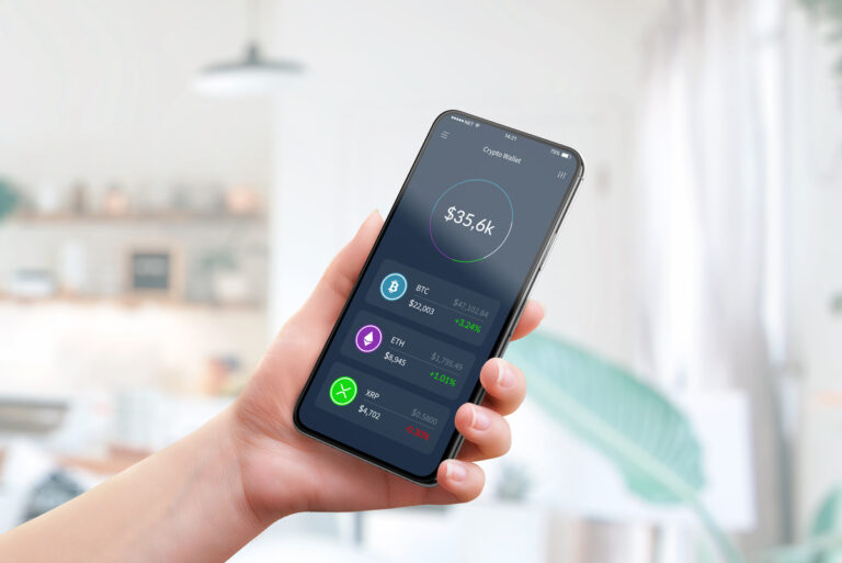Celular com carteira de crypto wallet.