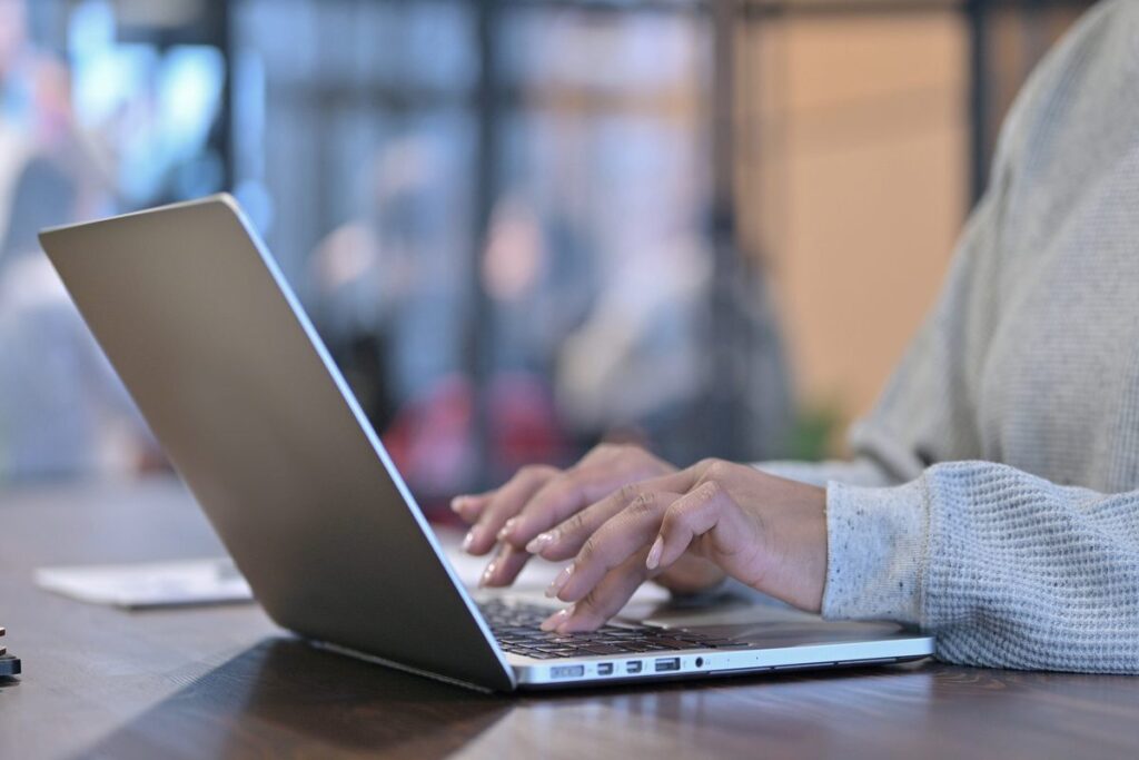 Homem digitando no notebook no escritório