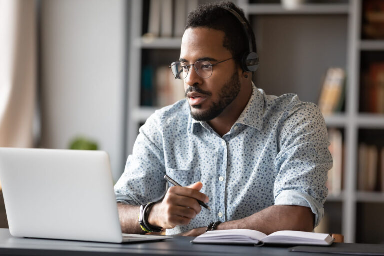 Jovem negro pesquisa no Google o que é Escrituração Contábil Digital (ECD).