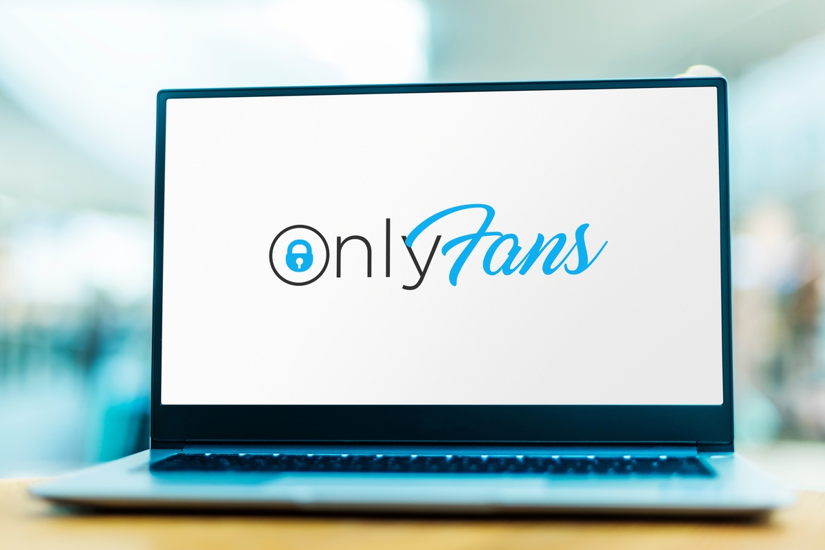 Tela de notebook com perfis onlyfans.