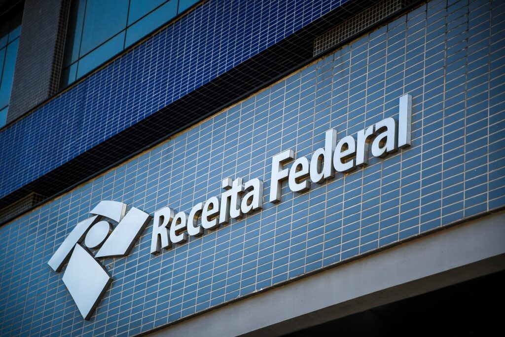 Imagem externa do prédio da Receita Federal, mostrando seu logotipo