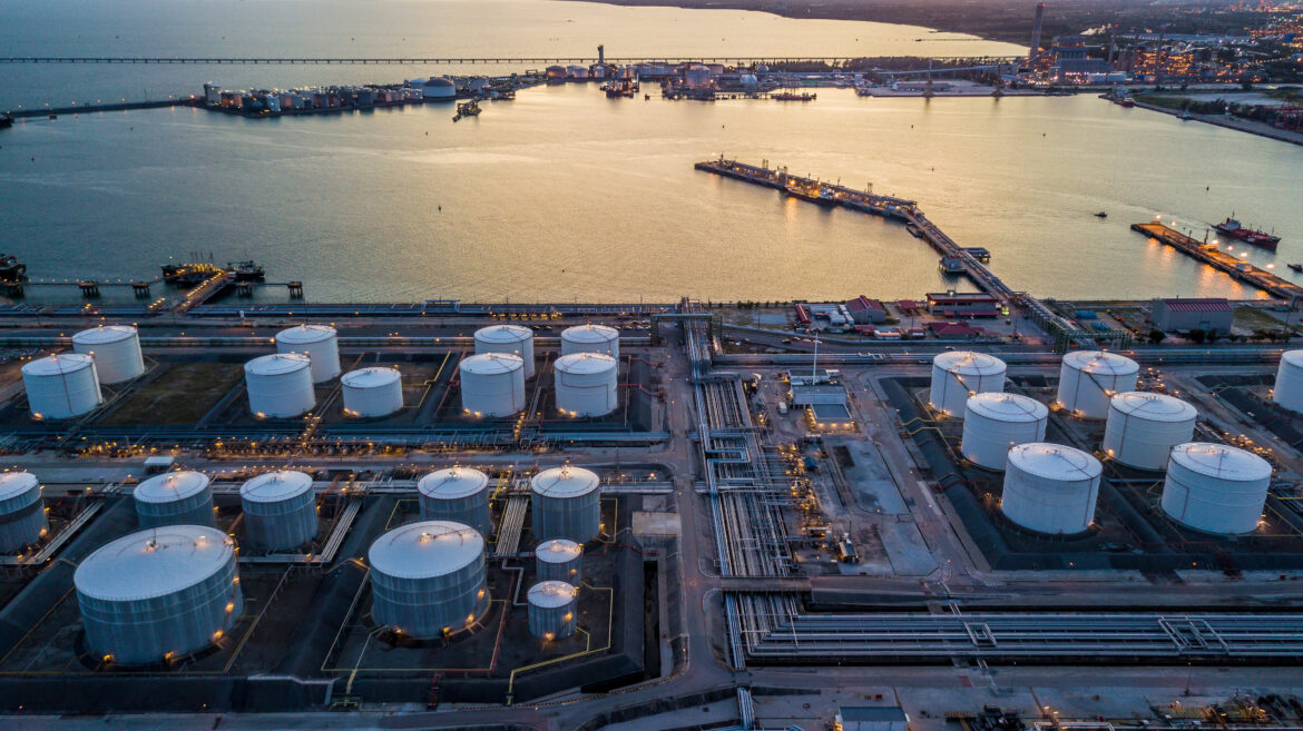 Tanque de óleo branco de vista aérea, armazenamento de petróleo e produtos petroquímicos prontos para negócios de logística e transporte.