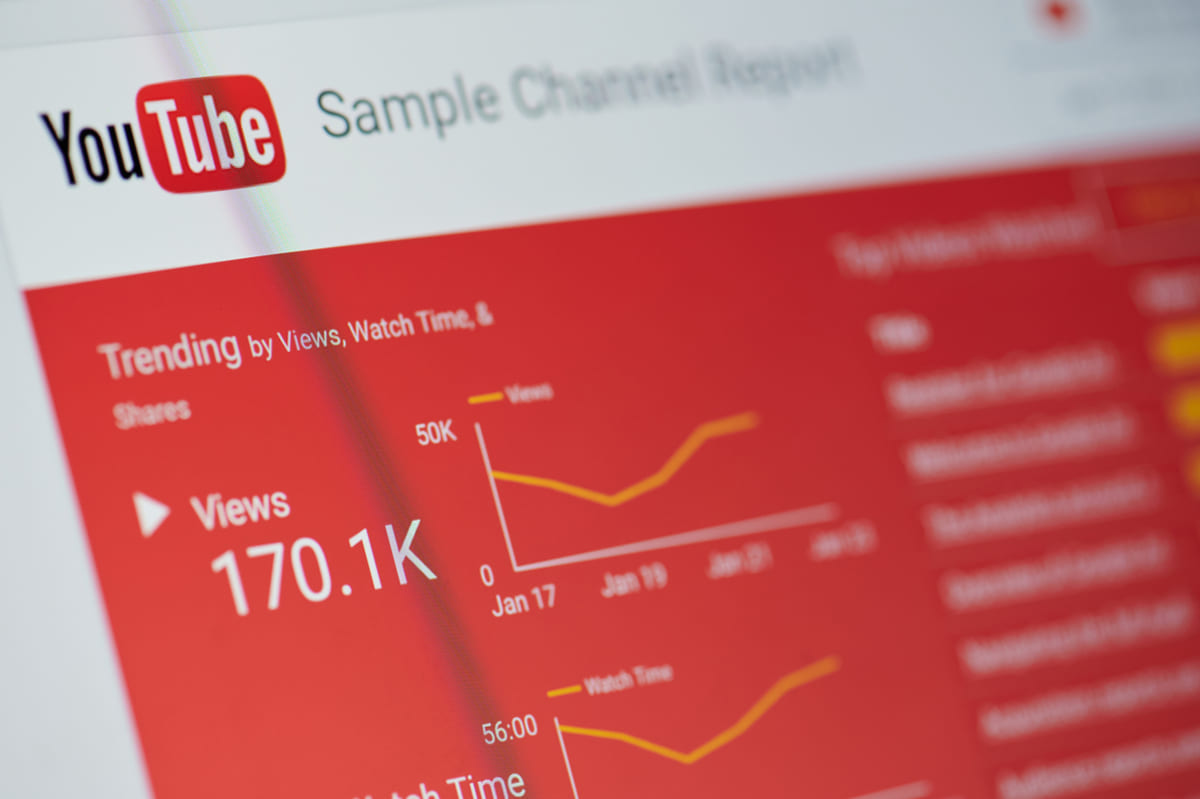 Tela com gráfico de visualizações do SEO YouTube